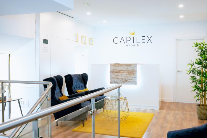 Sala de espera de la clínica, con butacas y decoración en tonos dorados